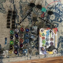 28 Beyblades Metal Fusion, 7 Launchers, Extra Peices 
