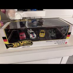 NEW 2024 Hotwheels Diorama Garage box set German Racers -Vw T1 & Porsche