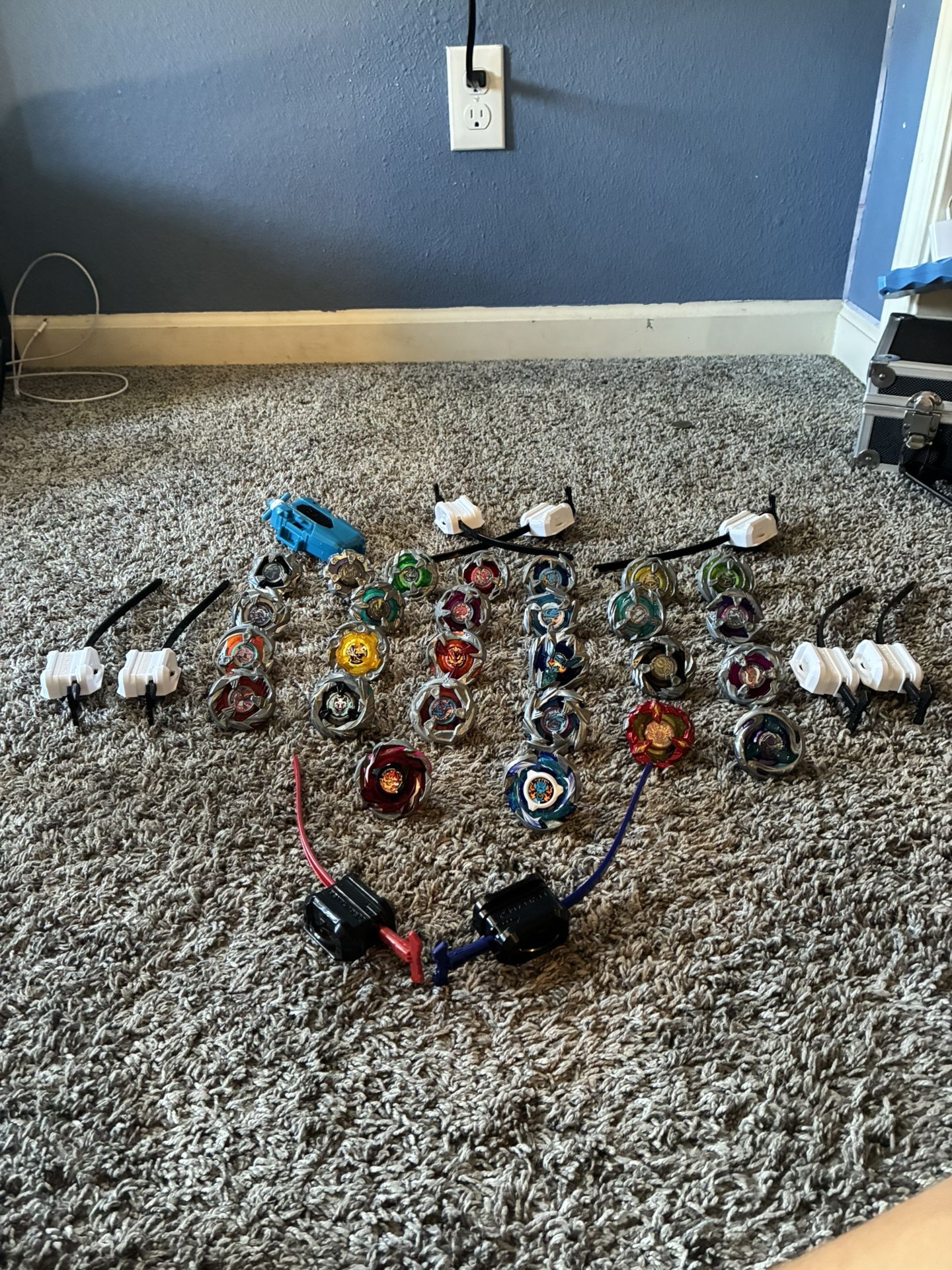 27 Beyblades With Launchers