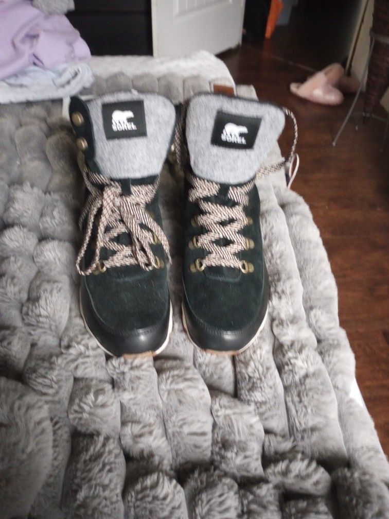 Sorel Kinetic Conquest Men's Size 10 Women's Size 12 Snow And Hiking Boots