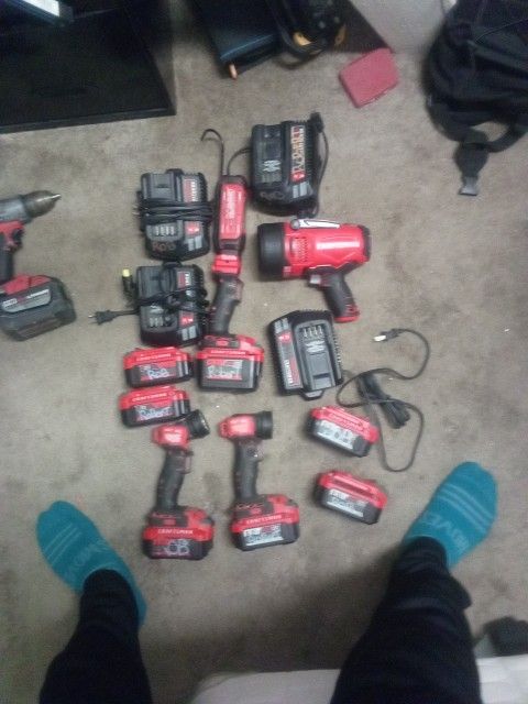 Craftsman 3 6 Amp Batteries 3 4 Amp Batteries Two Cmclo2 Type 1 Flashlight Craftsman Cmxlsb10 Type 2 Spotlight And A Cmclo50 Work Light 4 Chargers