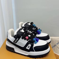 Fashionable Sneakers 