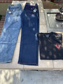 TRUE RELIGION MERCH SIZE 34 AND LARGE