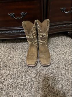Boys Ariat Boots size 4
