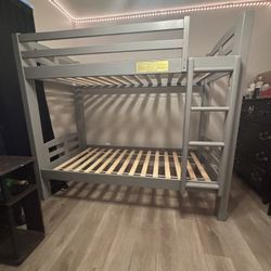 triple bunk bed