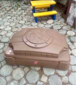 Kids Step 2 Large play Sandbox like new