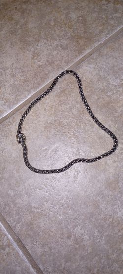 Silver Wheat Chain Necklace with Gold Accent Barrel Bead
Polished silver-toned wheat chain necklace with a decorative barrel slide bead. The central b