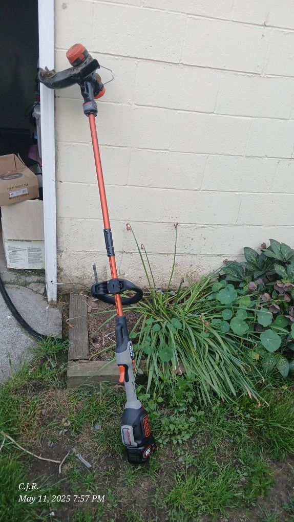 Black & Decker Weed Eater And Hedge Trimmer
