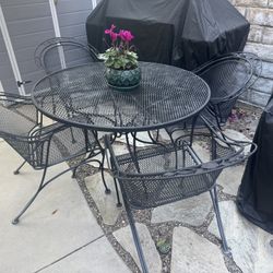 Round metal outdoor table and 4 chairs