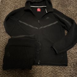 NIKE TECH FLEECE FULL SET - LIKE NEW (GOOD CONDITION)