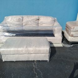 CLEAN 3 SEAT COUCH: 5FT LONG ● 2.55 FT TALL