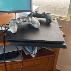 PS4 1TB + 2 Controllers + 4 Games