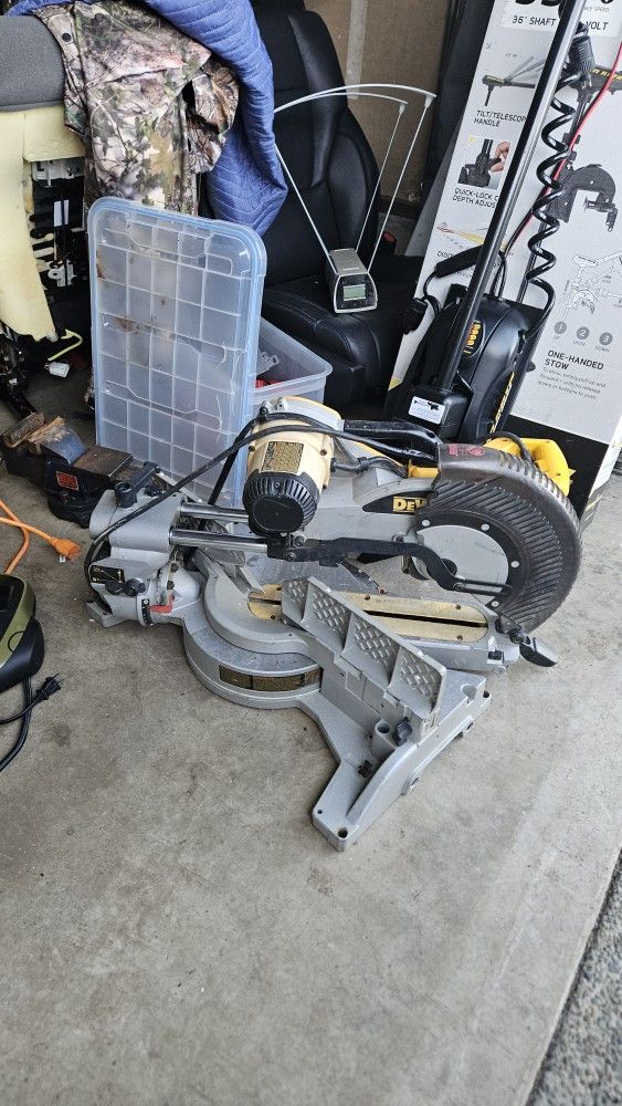 DeWalt 15 amps 12 in. Corded Compound Miter Saw for partsDeWalt 15 amps 12 in. Corded Compound Miter Saw for parts