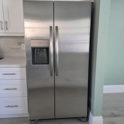 2026 Frigidaire Refrigerator FRSC2333AS – Like New, Side-by-Side - Boynton Beach, FL