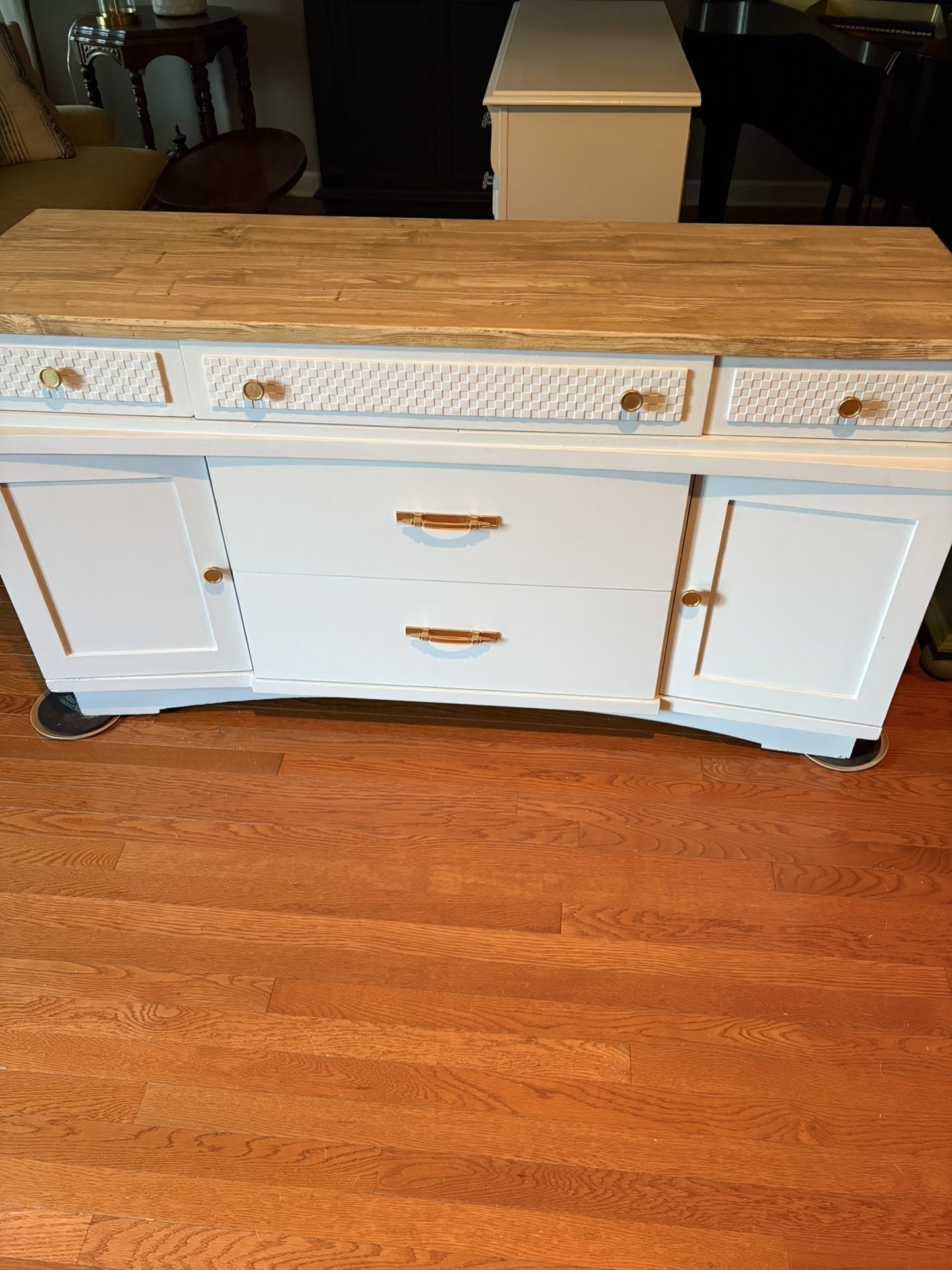 7-Drawer Wooden Dresser / Like New - Free Delivery!