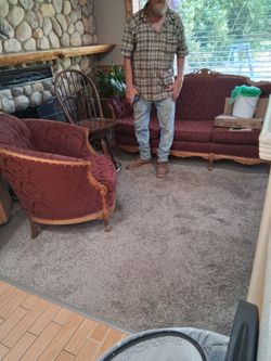 Yes cusions   too . Excellent condition.