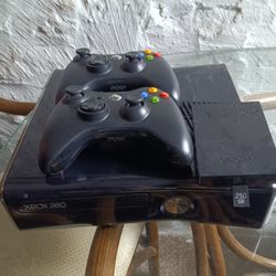 Xbox 360 W/ 2 Controllers 