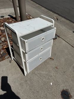 IKEA LOTE 3-drawer FREE