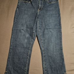 Like New Women's Levi's Classic Capris Size 6