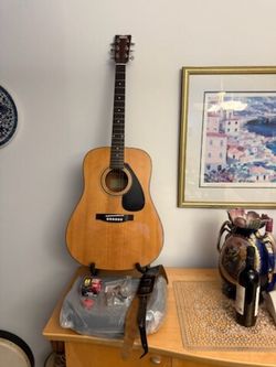 Yamaha GigMaker Deluxe Acoustic Guitar Package w/ FD01S Guitar, NEW Gig Bag, Tuner, Strap and Picks & more (Excellent condition) Natural featuring a s