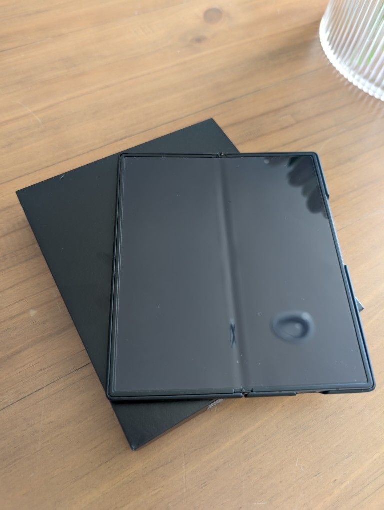 Samsung Galaxy Fold 6 Factory Unlocked 512 GB w/44mm Galaxy Watch 7 LTE