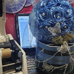 Arreglo Con Flores Eternas Y Caja Buzón Para Fiestas 