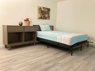 Queen Bed Mattress   12inches Excellent Condition