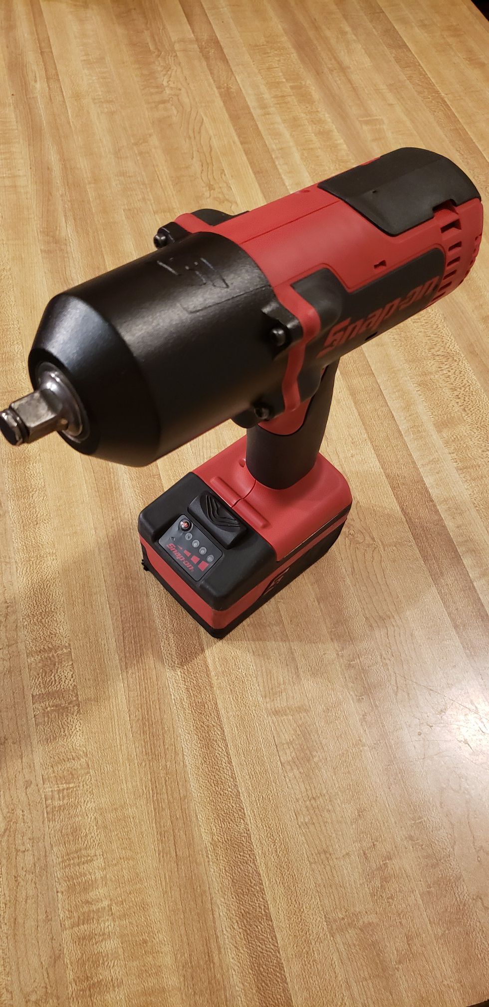 Snap-On usa tools Monterlithium cordless impact wrench with battery (like new)