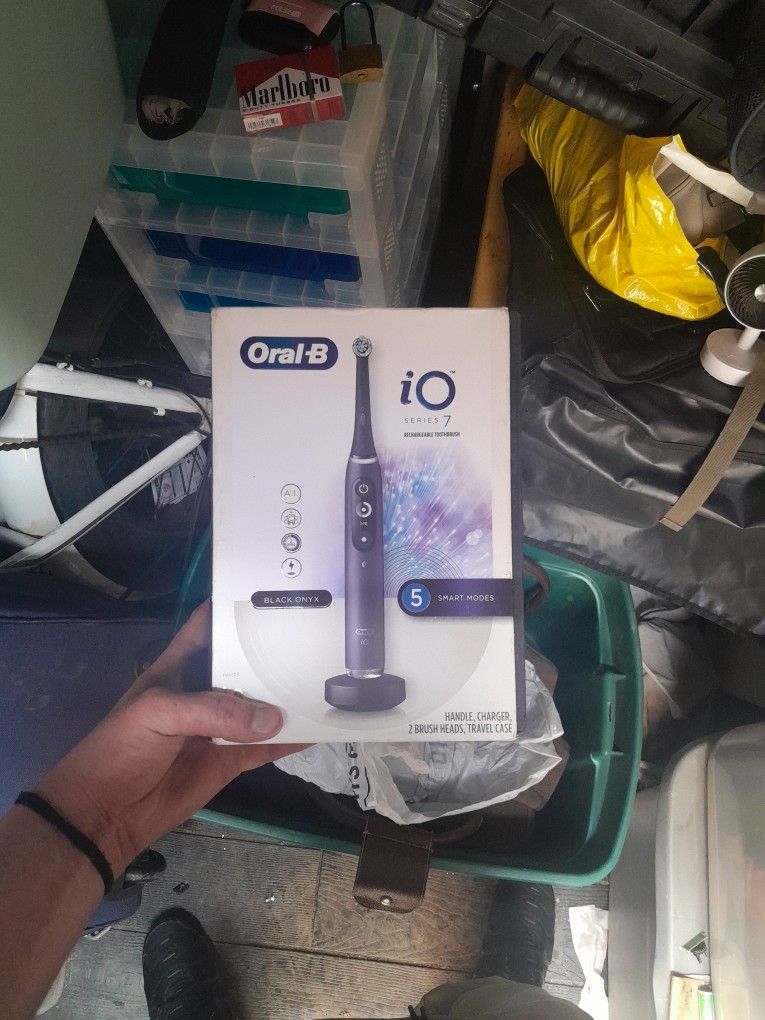 Oral B Black Onxy iO series Rechargeable Toothbrush