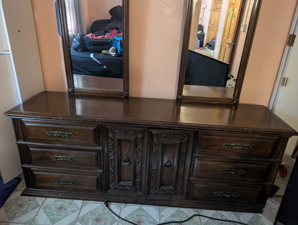 Dresser