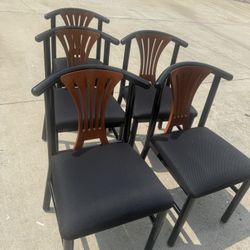 12 Identical Restaurent/ Dining Cafeteria Chairs In Excellent Condition Each For