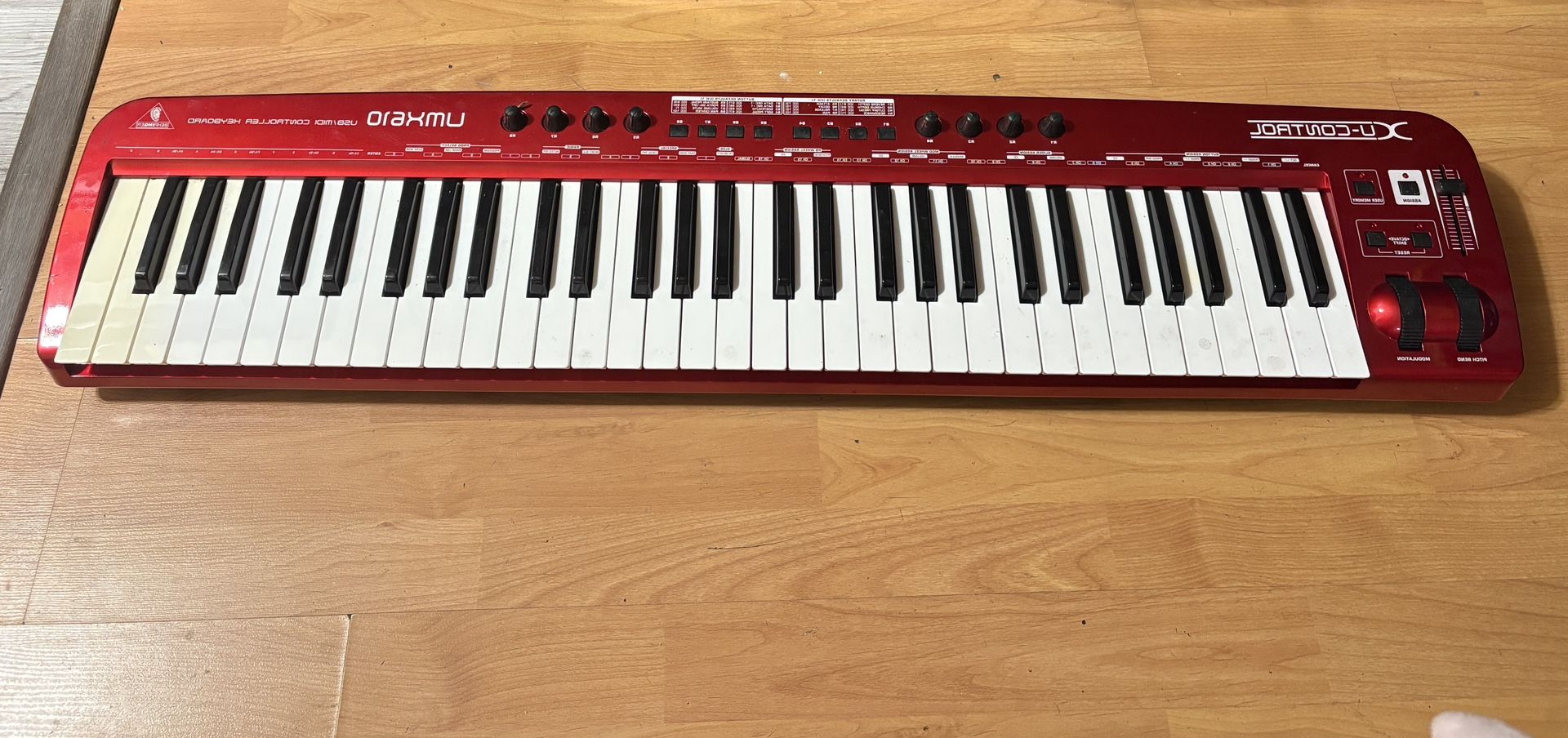 Behringer U-Control UMX490 USB MIDI Keyboard – Excellent Condition 	•	49-Key Behringer UMX490 MIDI Controller – Works Great 	•	Behringer Red UMX490 Ke