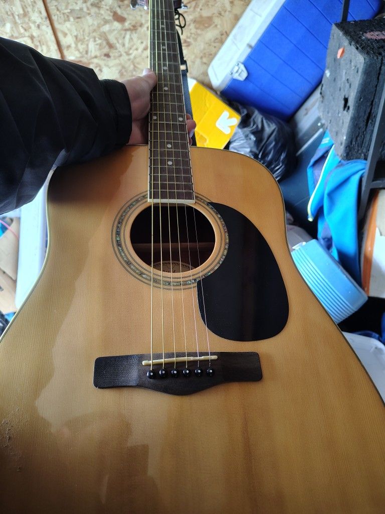 Mitchell Acoustic Guitar MD100