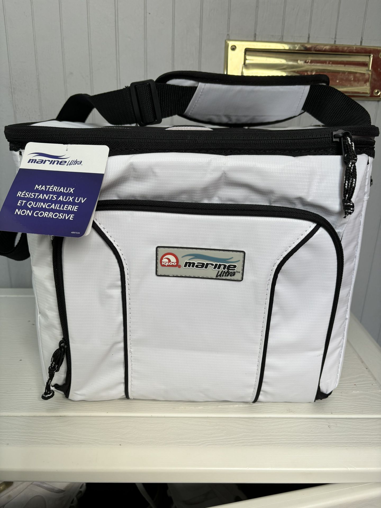 New w tags igloo brand Marine Ultra 24-Can Square Cooler Bag