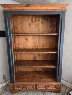 Segusino pine wood bookcase