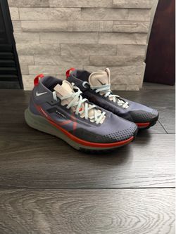 Like new Nike Goretex Trail running Shoes - size 9.5.