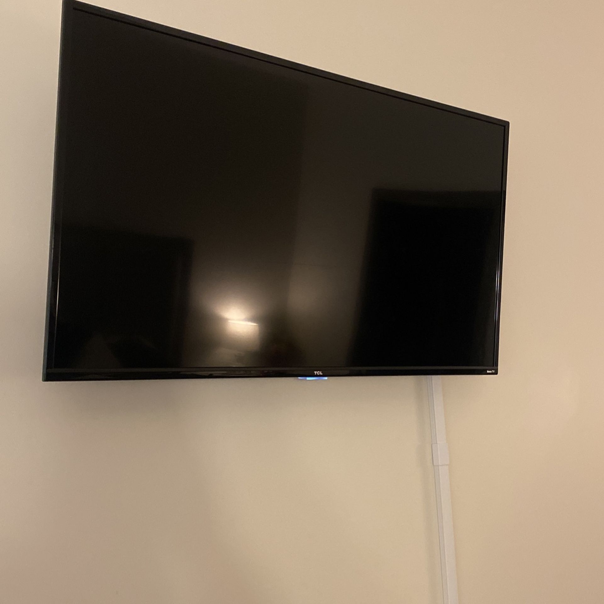 40 In Roku Tv With Wall Mount And Remote