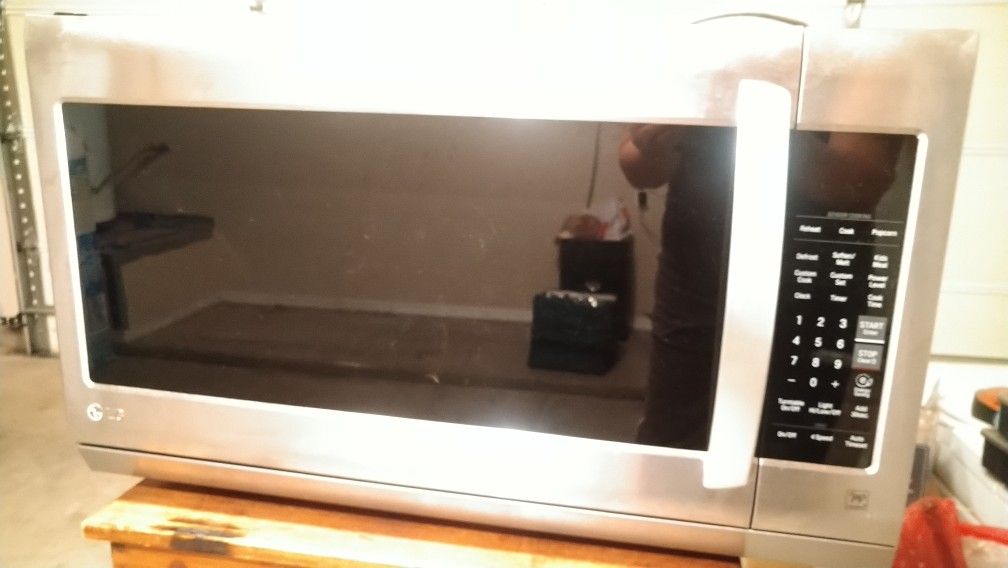 LG Over Stove Microwave w/fan&light