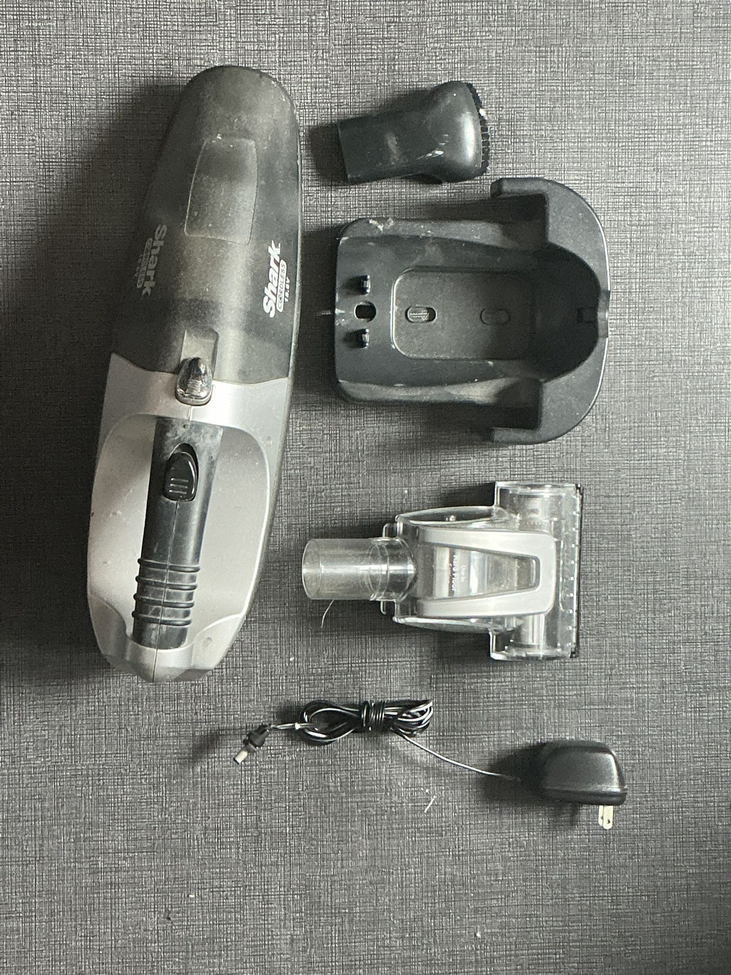 Shark SV736 15.6 Cordless Handheld Vacuum w/Wall Charger & Attachments RUNS SLOW
