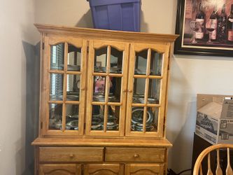 Chairs table n hutch