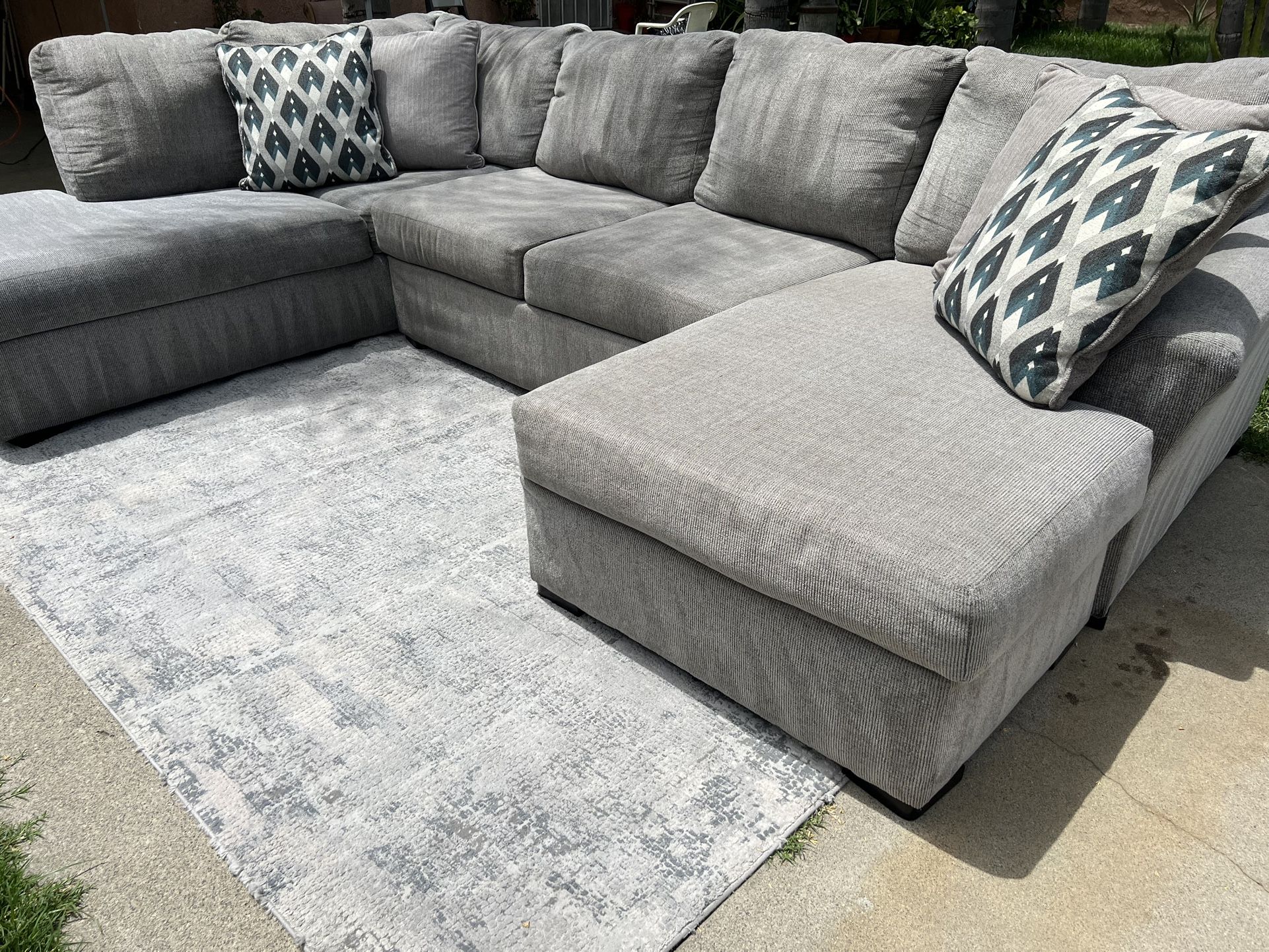 3 Piece Sectional with Chaise from Broyhill Collection