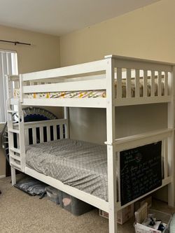 Bunk bed with twin mattresses