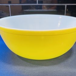 Vintage Pyrex Large Yellow Nesting Mixing Bowl 