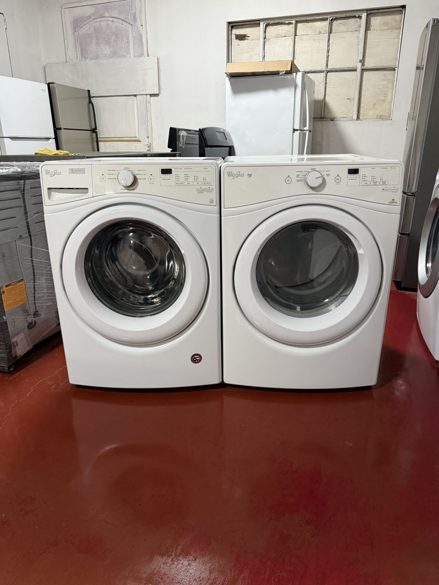 Set of washer machine Whirlpool and gas dryer. In perfect conditions and works perfectly. Washer machine capacity of 4.5 and dryer capacity 7.4. Deli