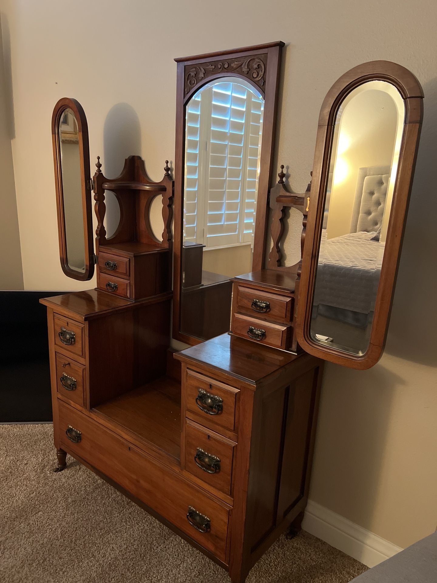 VINTAGE VANITY WITH 3 MIRRORS AND DRAWERS