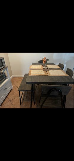 Table with 1 bench and 4 chairs