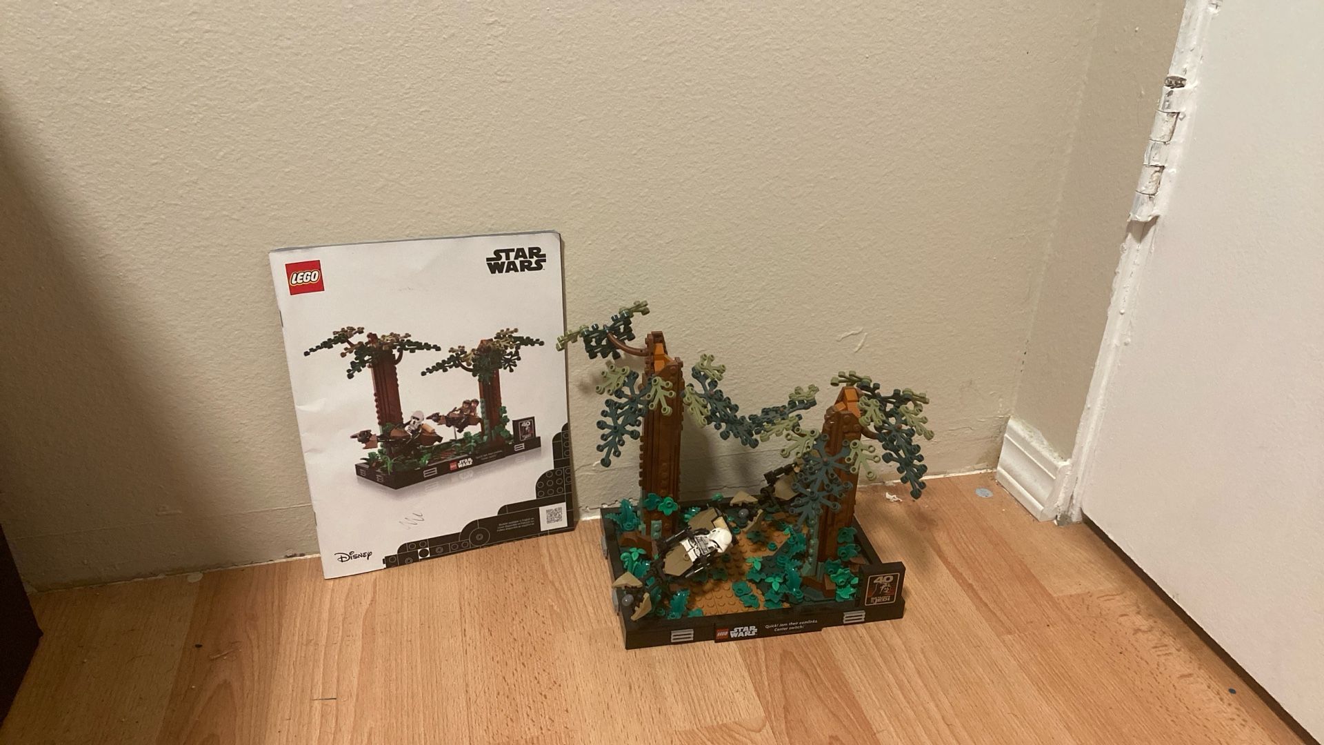 LEGO Star Wars Endor Speeder Chase Diorama 75353 Home Décor Building Set for Adults Classic Collectible with Luke Skywalker and Princess Leia Minifig