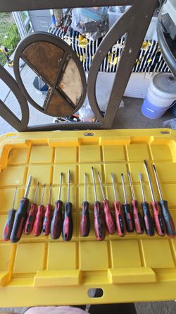 16 Screw Drivers 
