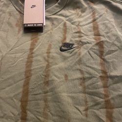 New green Nike T-shirt large But Can Fit XL