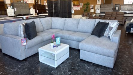 Oversized Gray Sectional w/ Reversible Chaise